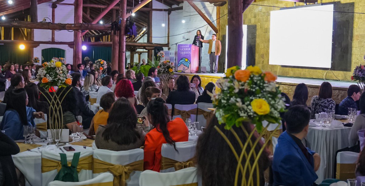 Anoche, como parte de las actividades del Encuentro Nacional de Mujeres, asistimos a una evento para el reconocimiento a mujeres referentes en diferentes ámbitos para crear un impacto en el futuro de las mujeres. Gracias por la invitación y condecoración recibida, seguiremos