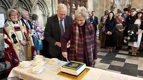 An honour to host TRH’s The Duke and Duchess of Gloucester to celebrate the 75th anniversary of The Commonwealth at ⁦@StAlbansCath⁩. Wonderful music from ⁦@TringParkSchool⁩ ⁦@stalbans_school⁩ and many others made this a memorable event. ⁦@RoyalFamily⁩
