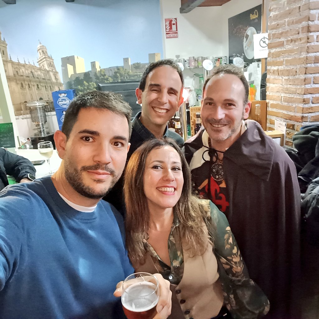 AzaharaTIC's tweet photo. ¡Claro que sí, aquí la tenemos! 🫶🏻  Pobre, @rafaleiva82 😂 la guardaba para un collage, pero merece su sitio propio. Quién a los bares va, a su casa viene, ¿verdad, @agalamo? @EABEJaen #EABE24 #SeguimosJuanmaxti https://t.co/Vum0OFlzTw