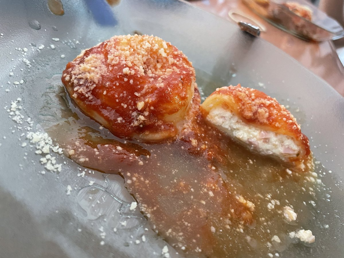 MaxiArguelloSo1's tweet photo. Domingo y luego de un buen ejercicio matutino, el castigo. #dilizfood de domingo porteño #rosé #sorrentinos #domingo https://t.co/YD1bMphhog