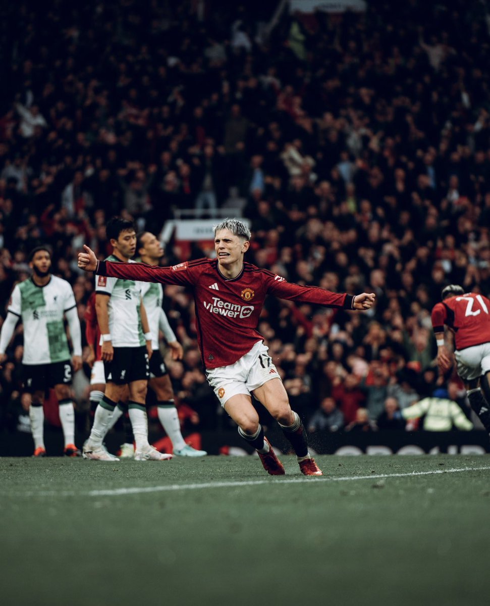 رغم كل شيء ..
لا تحاول إسعادي فأنت لست اليونايتد ❤️