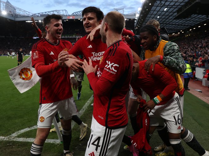 An image of Manchester United players celebrating Amad Diallo's goal