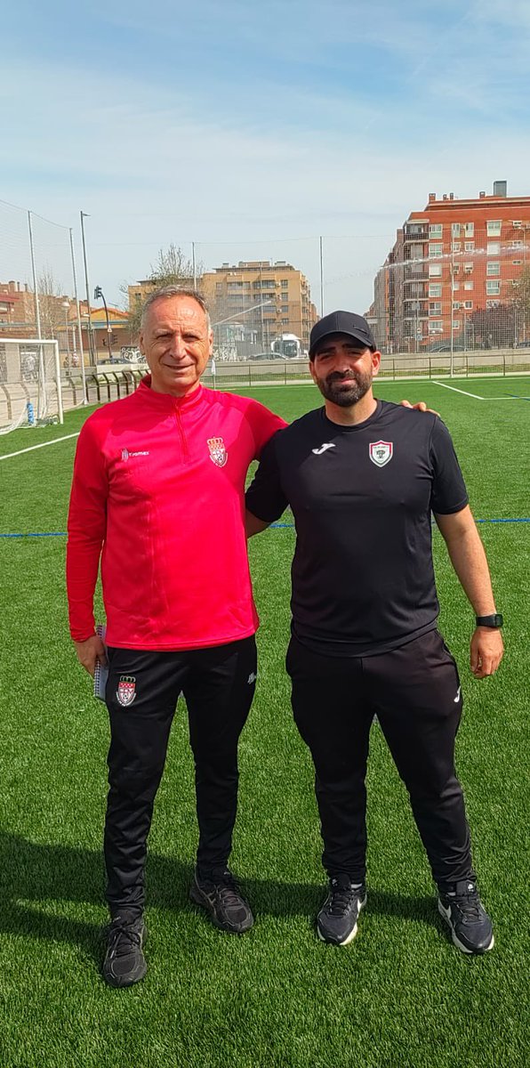 EntrenadoRffm's tweet photo. 👀@Pacosaez14 con el entrenador Santiago Encinar Trancon del la Escuela Fútbol El Olivo de Coslada 2ªAficionados Gr. 4✔️ https://t.co/0spg7BL0af