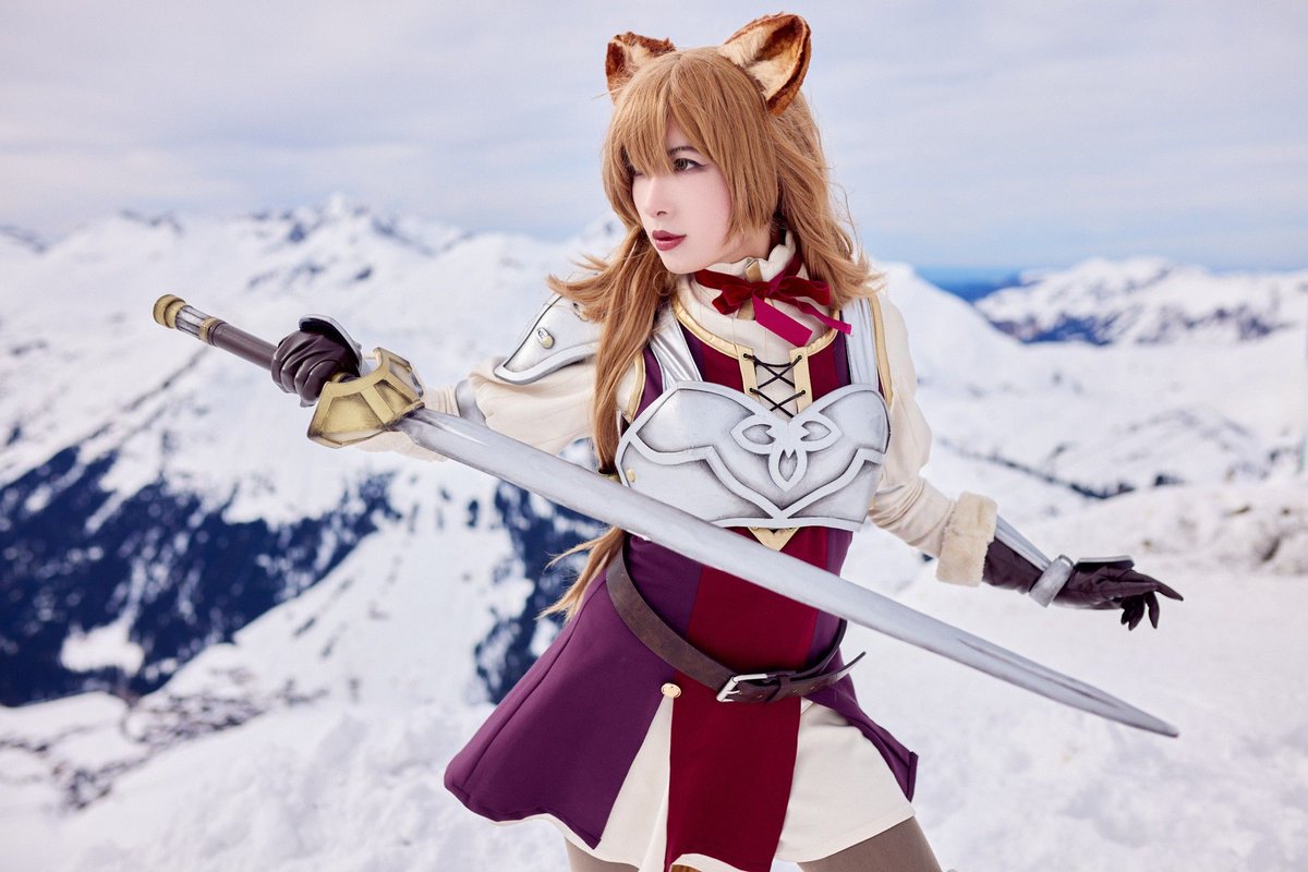 Alright I know you been waiting for this post from our mountain photoshoot with #crynoelle (ig) and her best tanuki girl ✨ We were so lucky with the weather and hard a clear view on the whole valley from the top of the mountain 🏔️ Just look at this epicness we captured ✨