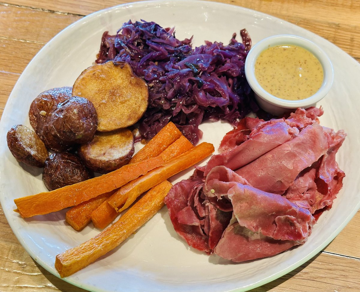 A traditional St. Patrick's Day ☘️ lunch @IronHillBrewery @ArumsFoodFotos #SmilinYumCam