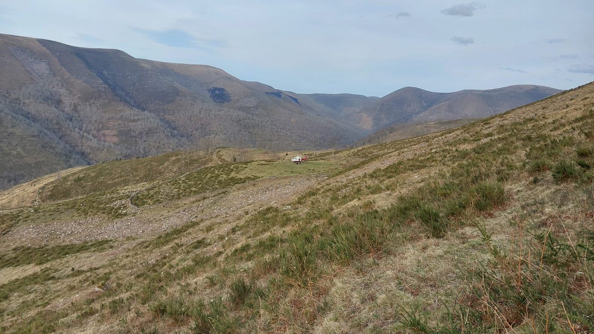 Un bombero forestal fallece cuando trabajaba en la extinción de un incendio en un monte de Cabuérniga El Gobierno de Cantabria muestra su consternación por este fallecimiento y transmite las condolencias a familiares, amigos y compañeros ℹ️➡️ bit.ly/3Vhopo7