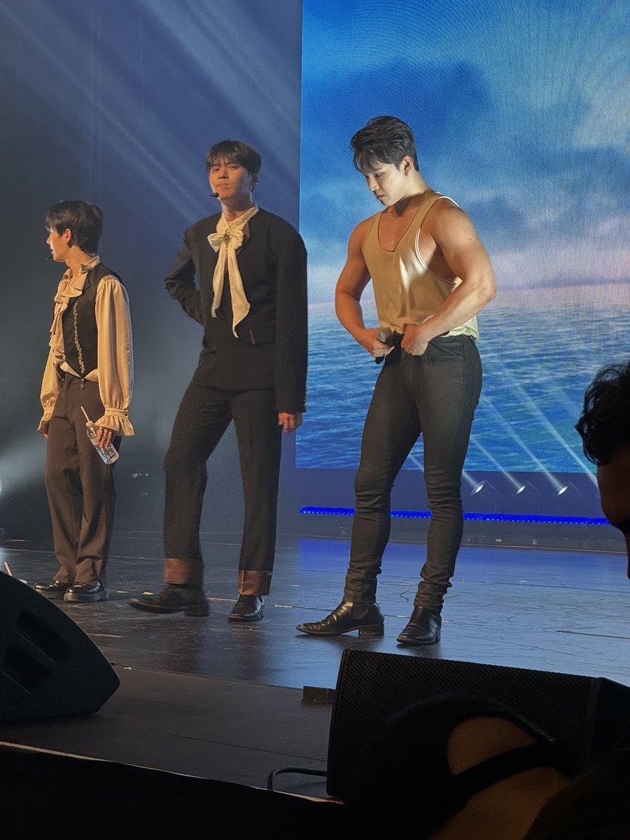 kpopwu's tweet photo. So much going on in this photo.
#ONEUS #OneusinSeattle #ONEUSWorldTour https://t.co/m0qvetfFAe