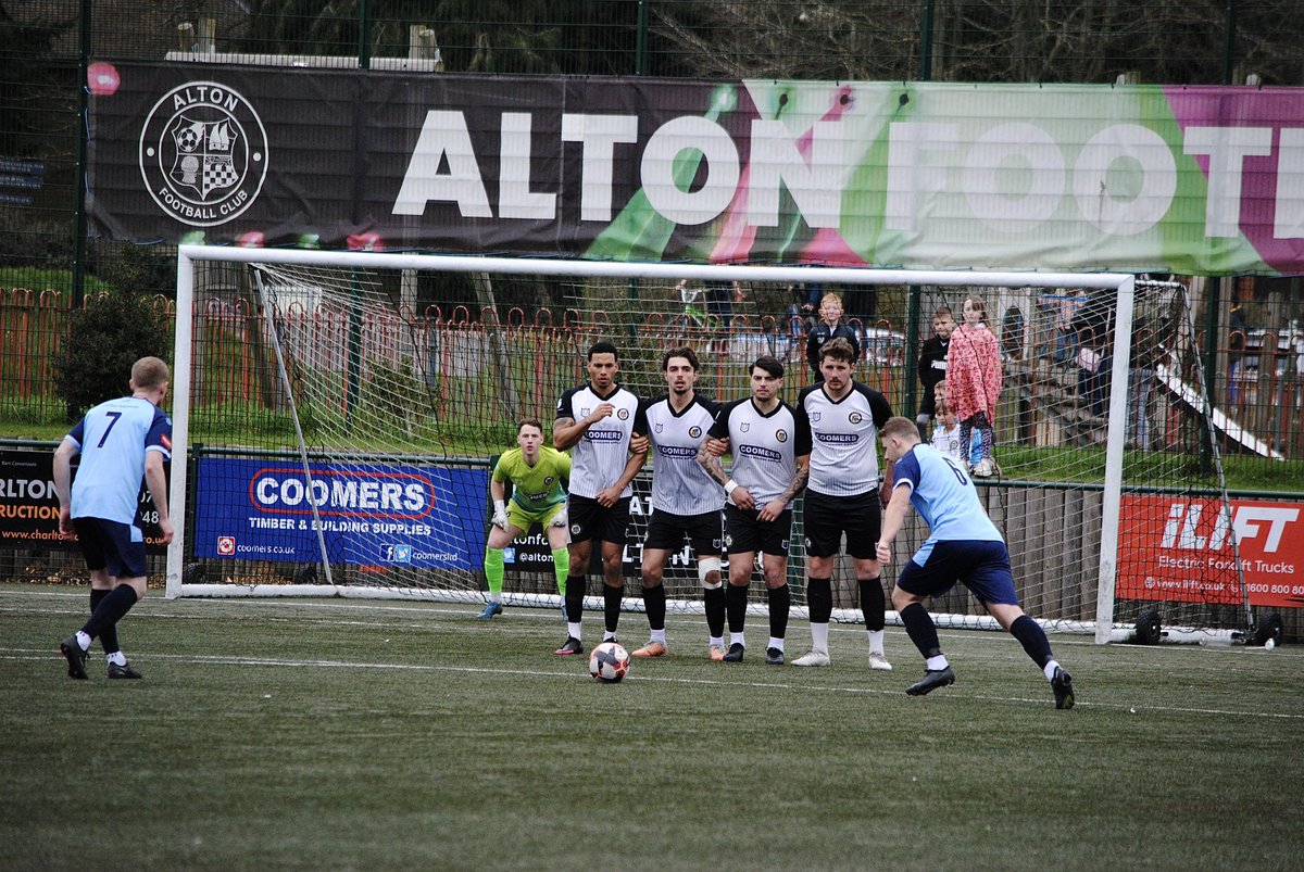 TadleyCallevaFC's tweet photo. Bend it like B̶e̶c̶k̶h̶a̶m̶ Goater.

📸 @oldsnaps_ https://t.co/t92mLb4Ad8