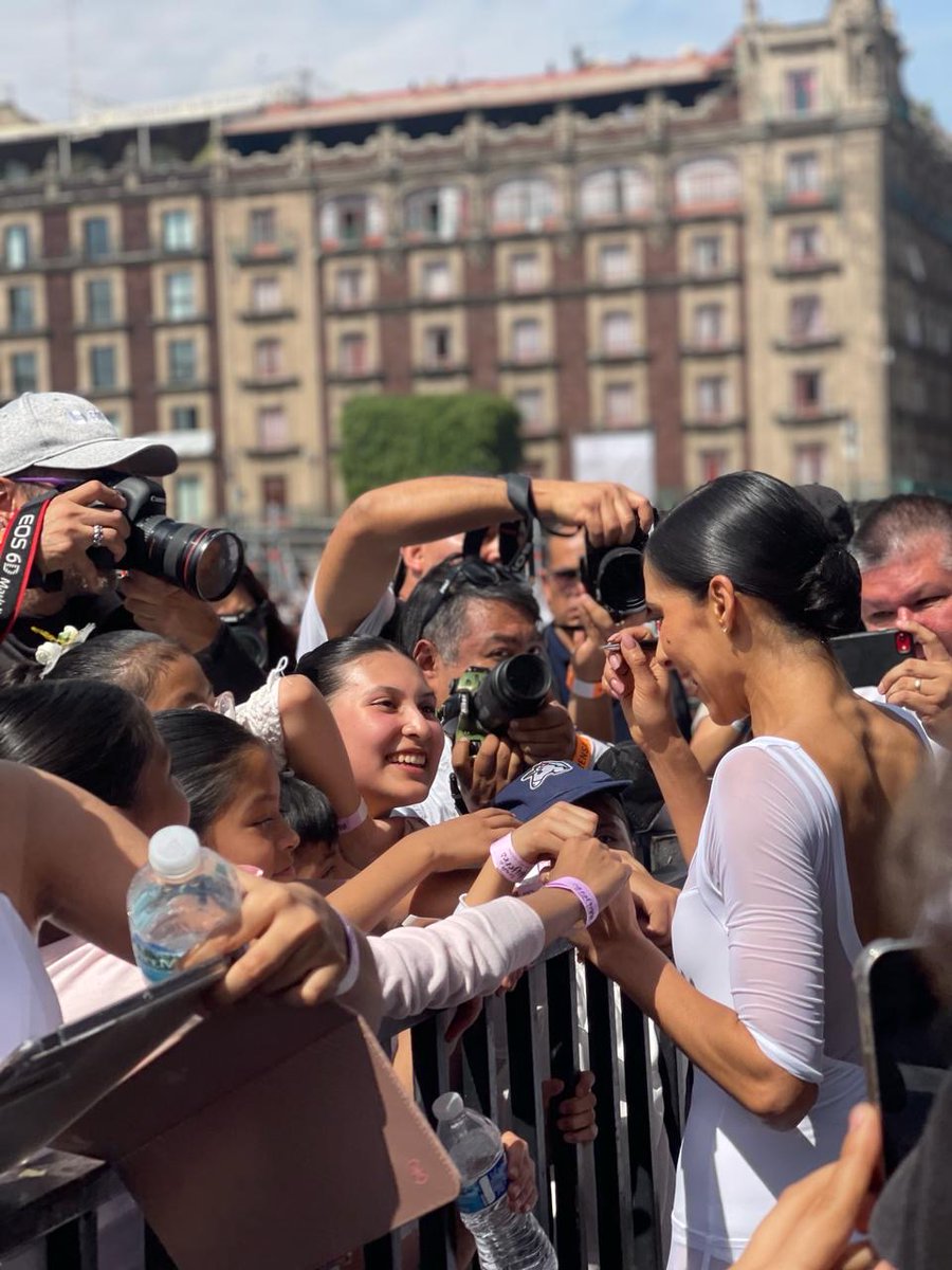 Estoy muy contenta por esta Clase Masiva de Ballet en el bellísimo Zócalo de la CDMX. Gracias a todos los que asistieron para dar más vida al arte de la danza. Es un orgullo para mi haber compartido esto tan especial con todos ustedes. #BalletParaTodos #FestivalPorLaIgualdad