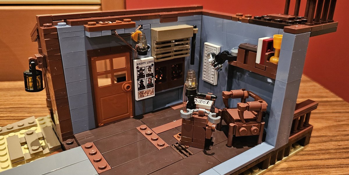 st_hennermann's tweet image. #Klemmbausteine #Funwhole #SheriffsOffice
Bauabschnitt 3 gestaltet das Büro des Sheriffs
Die Holzplanken des Vordachs sind teilweise bedruckt und auch im Innern finden sich passende Drucke wie zB Steckbriefe.
Die Beleuchtungskabel werden von der Tür aus zur ersten Lampe und dann