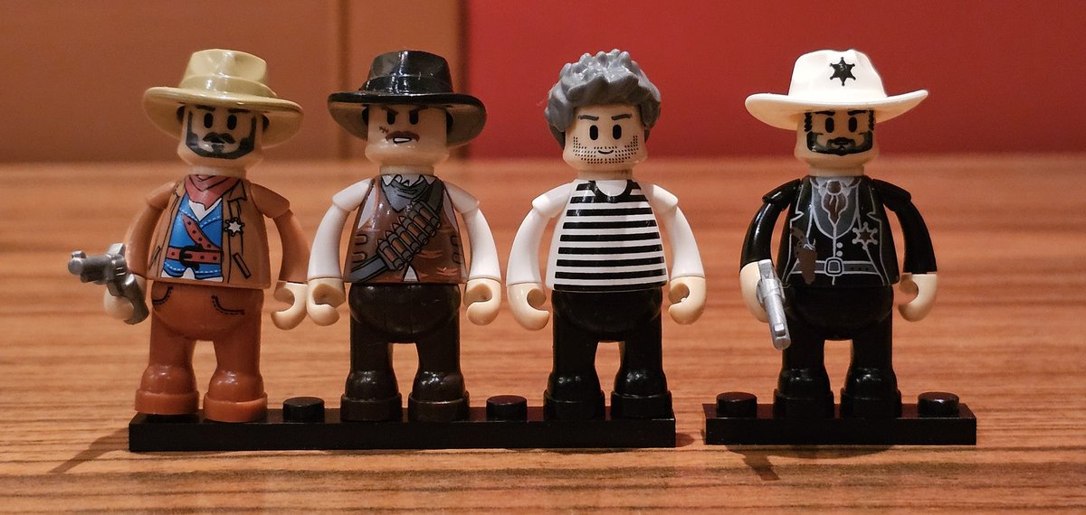 st_hennermann's tweet image. #Klemmbausteine #Funwhole #SheriffsOffice
Bauabschnitt 3 gestaltet das Büro des Sheriffs
Die Holzplanken des Vordachs sind teilweise bedruckt und auch im Innern finden sich passende Drucke wie zB Steckbriefe.
Die Beleuchtungskabel werden von der Tür aus zur ersten Lampe und dann