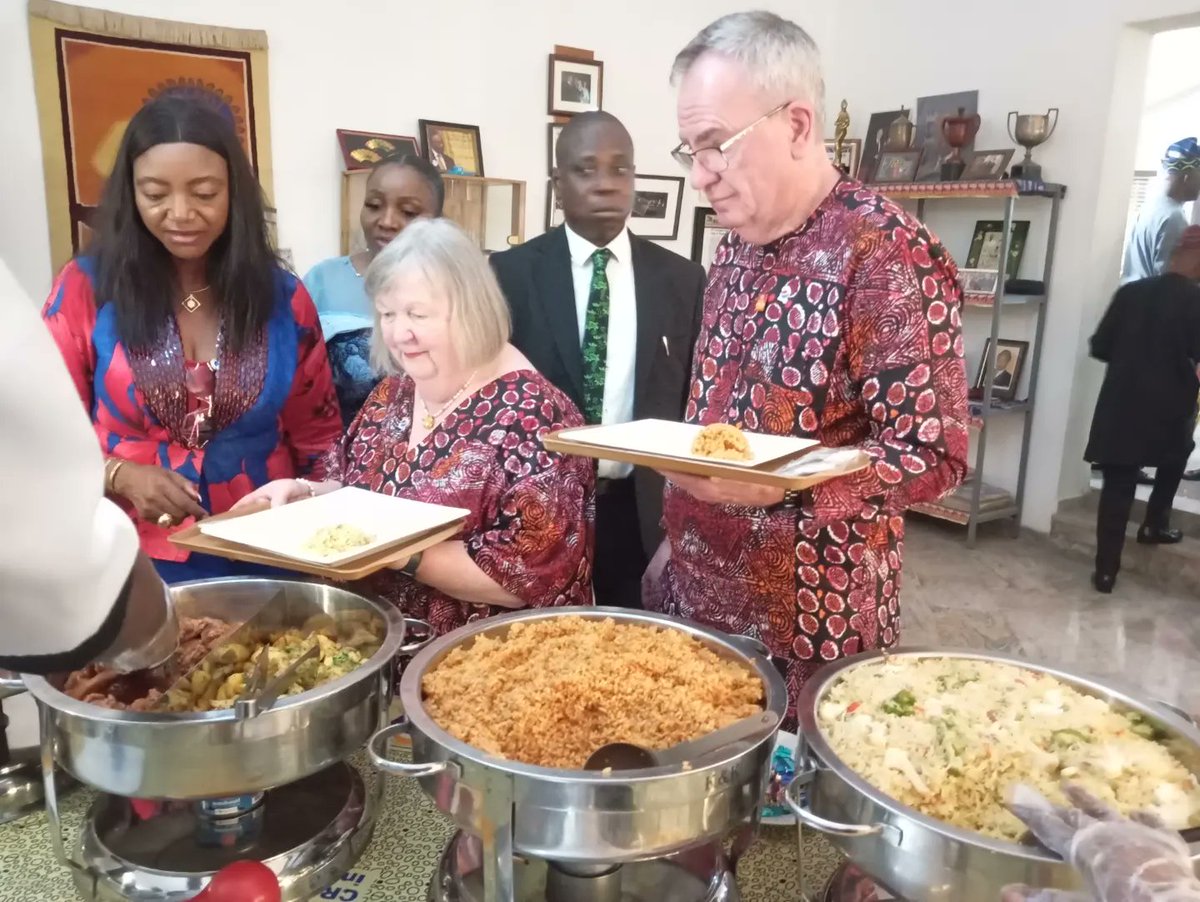 Rotary_d9125's tweet photo. The Rotary International President and his spouse Heather visits Nigeria. This was a courtesy visit to PRIP Magiyagbe's house. 
#RIPresidentVisitsNigeria #PresidentGordonAfricanHopeTour 
@rotaryinternational
@rotarydistrict9141_ 
@rotarydistrict9110
@rotarydistrict9142 https://t.co/WjY8HpYh1i