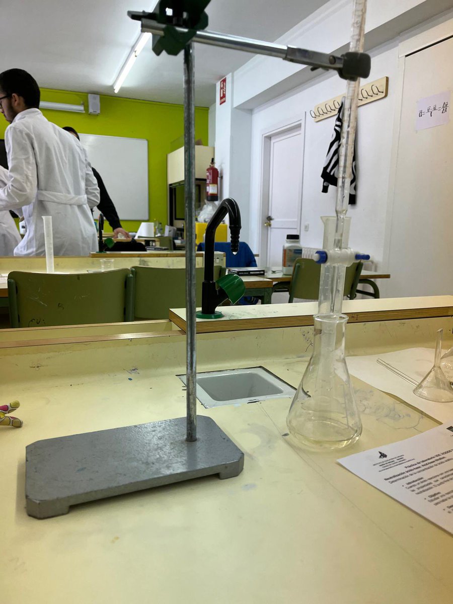 IesMMolina's tweet photo. En la asignatura de Química ⚛️ con los alumnos y alumnas de 2° de Bachillerato hemos realizado una valoración 🧪 ácido base para calcular la concentración de ácido acético presente en el vinagre. El cambio de color 🟣 indica cuando se ha alcanzado el punto de equilibrio. https://t.co/PFz2DbCmHv