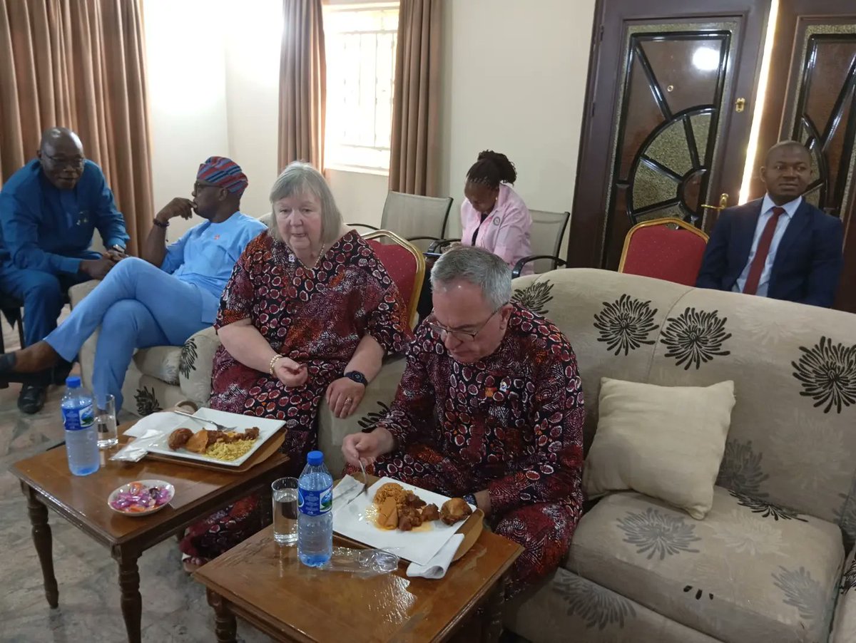 Rotary_d9125's tweet photo. The Rotary International President and his spouse Heather visits Nigeria. This was a courtesy visit to PRIP Magiyagbe's house. 
#RIPresidentVisitsNigeria #PresidentGordonAfricanHopeTour 
@rotaryinternational
@rotarydistrict9141_ 
@rotarydistrict9110
@rotarydistrict9142 https://t.co/WjY8HpYh1i