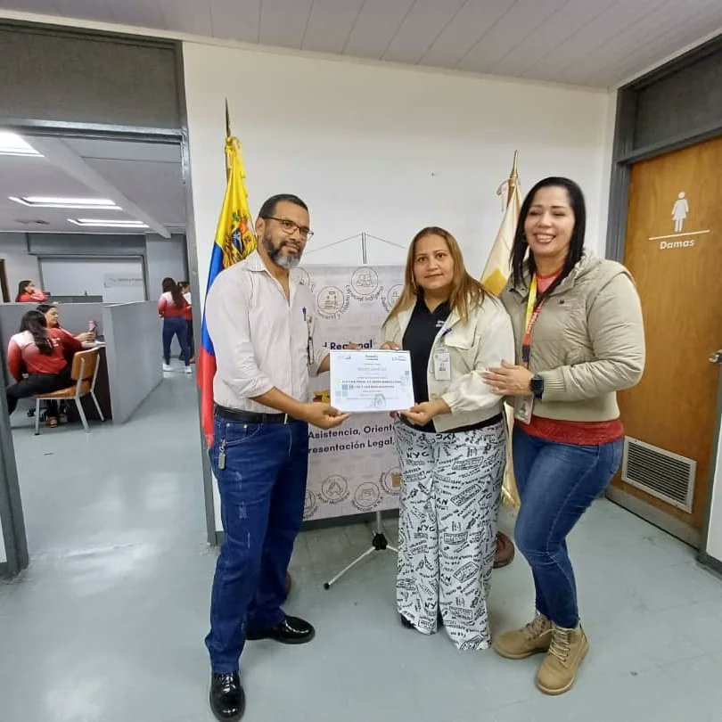 defensoria_bol's tweet photo. Delegada del Estado Bolívar, Lcda Zoraise Rondón, realizó entrega de Diplomas avalados por la Escuela Nacional de Derechos Humanos a funcionarios de la Defensa Pública Extensión Pto Ordaz, quienes participaron en el proceso de formación académica vía online. https://t.co/XRcS3dMoTU