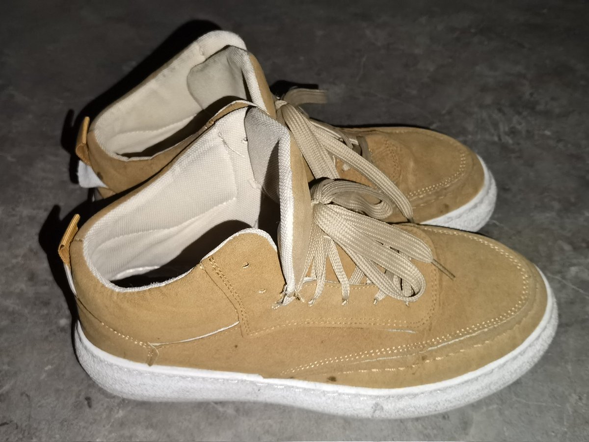 楼下住了一个顺丰小哥，长得挺一般，不过也还好，44码的脚，他把鞋架放在了走廊里，这也方便了我晚上偶尔会去放松一下，他的鞋里总是湿湿的，特别喜欢他的味道，今天干了个坏事，希望明早不要被他发现…