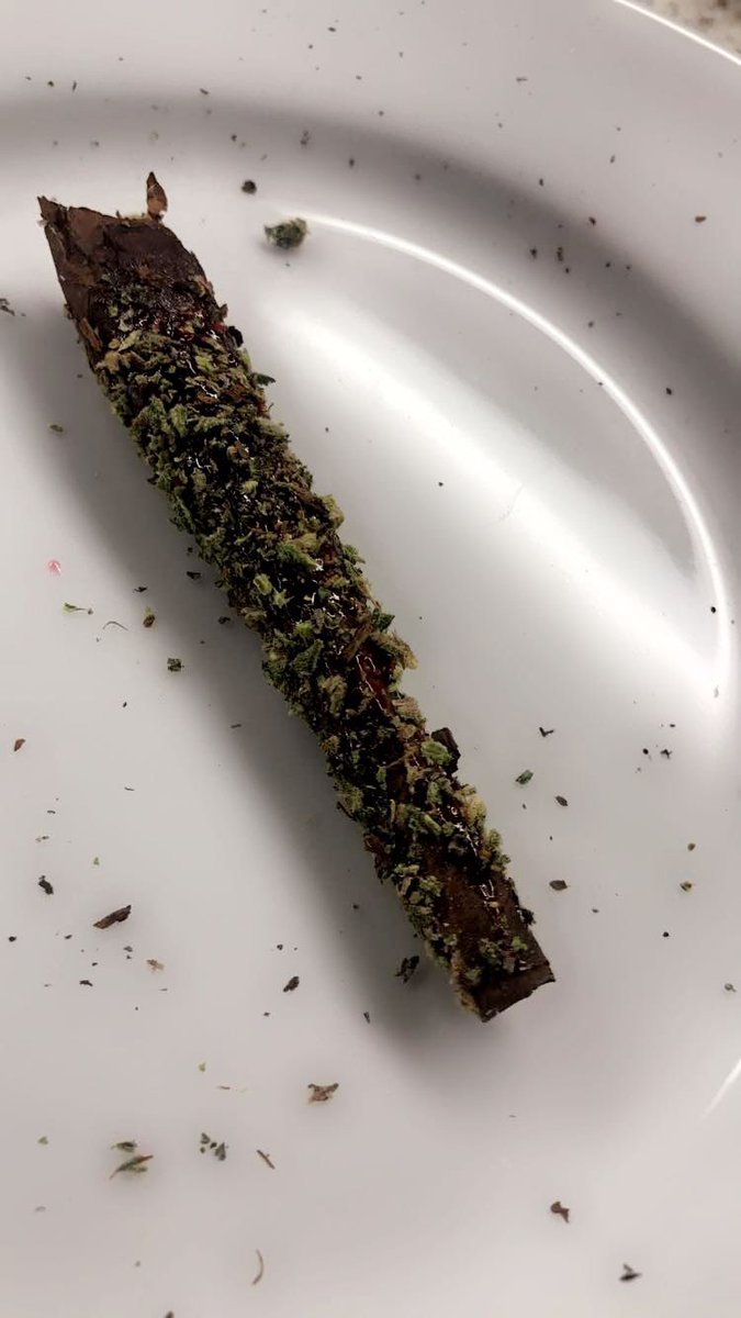 Nice little blunt with Raspberry Jam spread on the outside and a bit more weed on the outside. 

#godgavetheworldherb #makeitlegal #itsinthebible #SundayFunday #StPattysDay