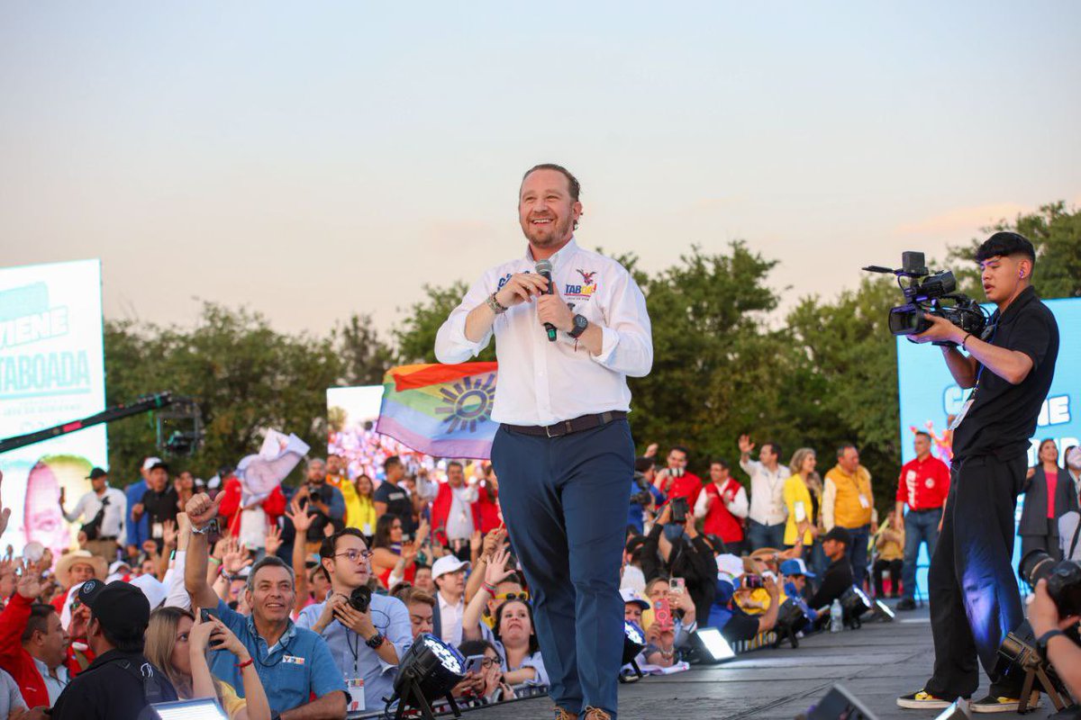 ¡El Cambio Viene a la #CDMX! Hoy lo verás a las 8pm en el #DebateChilango, vamos con las mejores propuestas para nuestra ciudad, no se trata de negar la realidad o prometer lo que nunca se ha hecho, se trata de hablar de resultados y proyecto de gobierno. #ElCambioViene