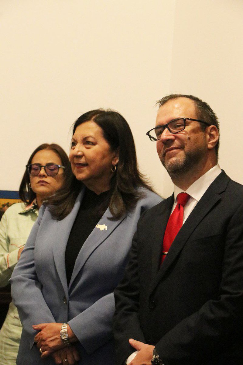 A 200 años de la ciudadanía mexicana del Libertador Simón Bolívar, este #17Mar recorrimos su Casa Natal, en el Centro Histórico de Caracas, junto al cuerpo diplomático de este país hermano, a nuestro ministro <a href="/yvangil/">Yvan Gil</a> y a un equipo de la Cancillería.

#VenezuelaDecideElFuturo