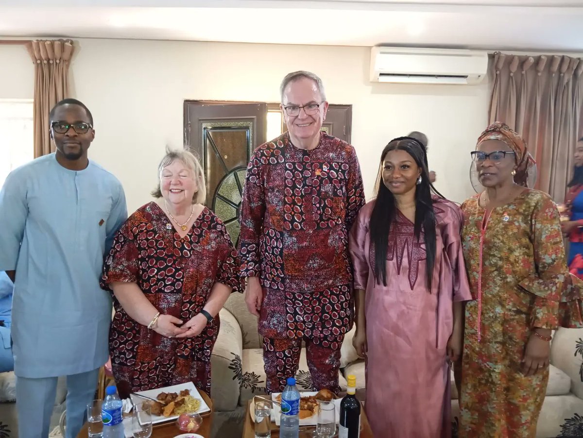 Rotary_d9125's tweet photo. The Rotary International President and his spouse Heather visits Nigeria. This was a courtesy visit to PRIP Magiyagbe's house. 
#RIPresidentVisitsNigeria #PresidentGordonAfricanHopeTour 
@rotaryinternational
@rotarydistrict9141_ 
@rotarydistrict9110
@rotarydistrict9142 https://t.co/12WGcVvZRw