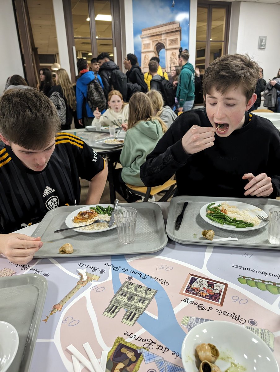 MCAlanguages_'s tweet photo. A long day at Disneyland had a few of our students moving at a snails pace at dinner this evening ......... 🐌🍴🐌 #snailedit https://t.co/zM1zwzqbeb