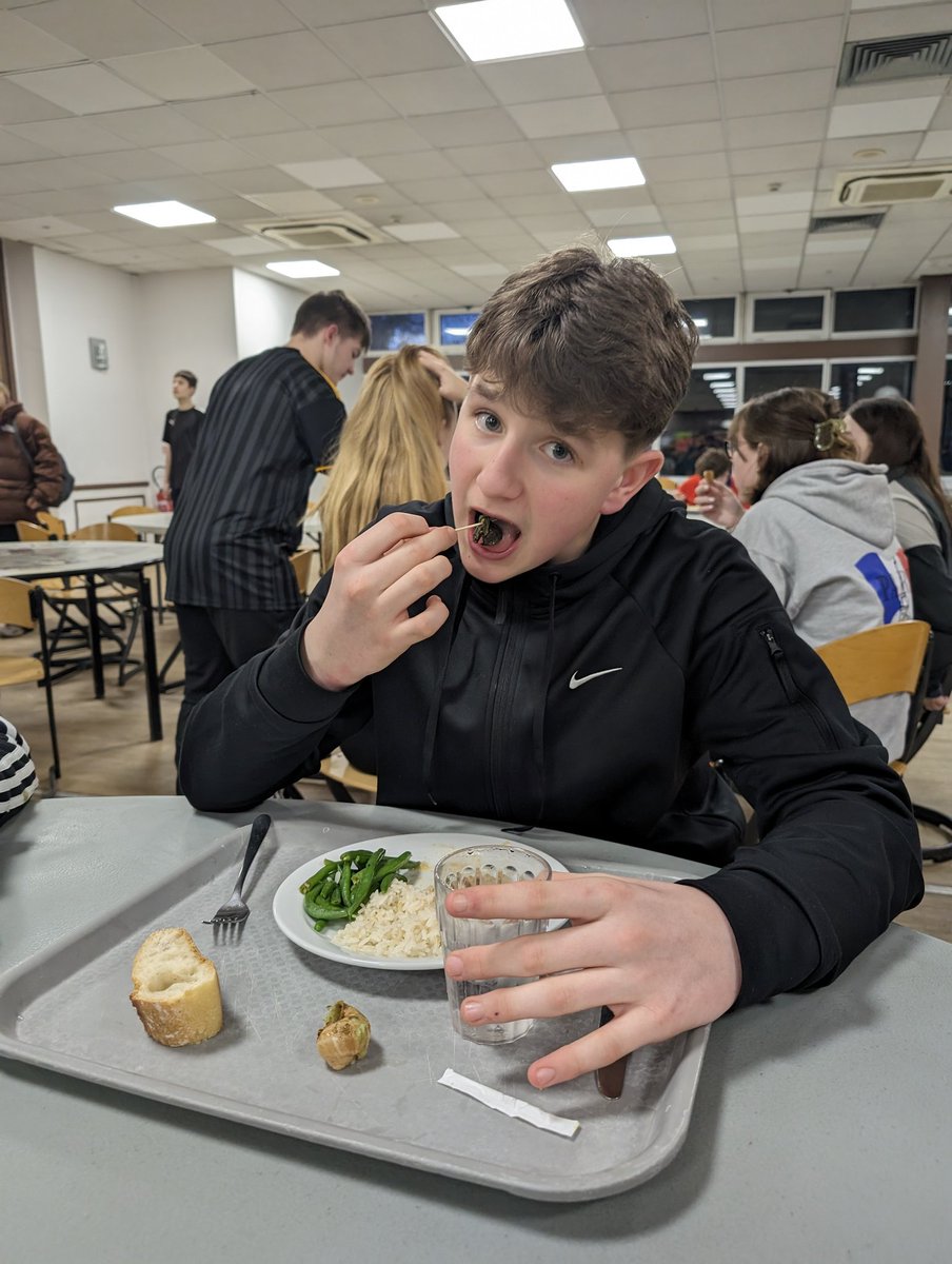 MCAlanguages_'s tweet photo. A long day at Disneyland had a few of our students moving at a snails pace at dinner this evening ......... 🐌🍴🐌 #snailedit https://t.co/zM1zwzqbeb