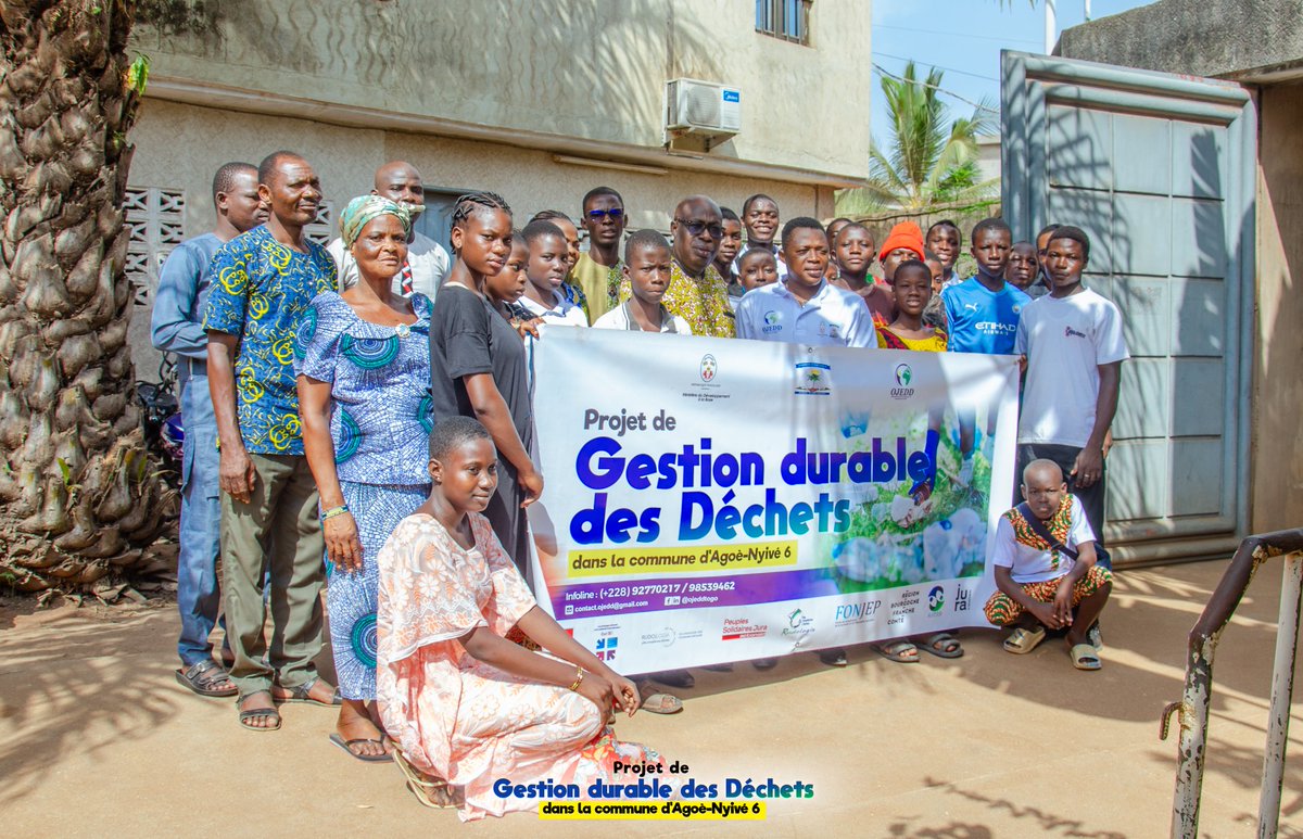 MoiseMlagani's tweet photo. Samedi 2 Mars 2024 dans le cadre du Projet de Gestion Durable des déchets dans la commune  Agoè-Nyive 6: Adétikopé l'équipe @ojeddtogo dont j'en fais partie a tenue une séance de formation sur la valorisation des déchets. L'équipe à doté également la commune des poubelles. https://t.co/gqFG2yprdI