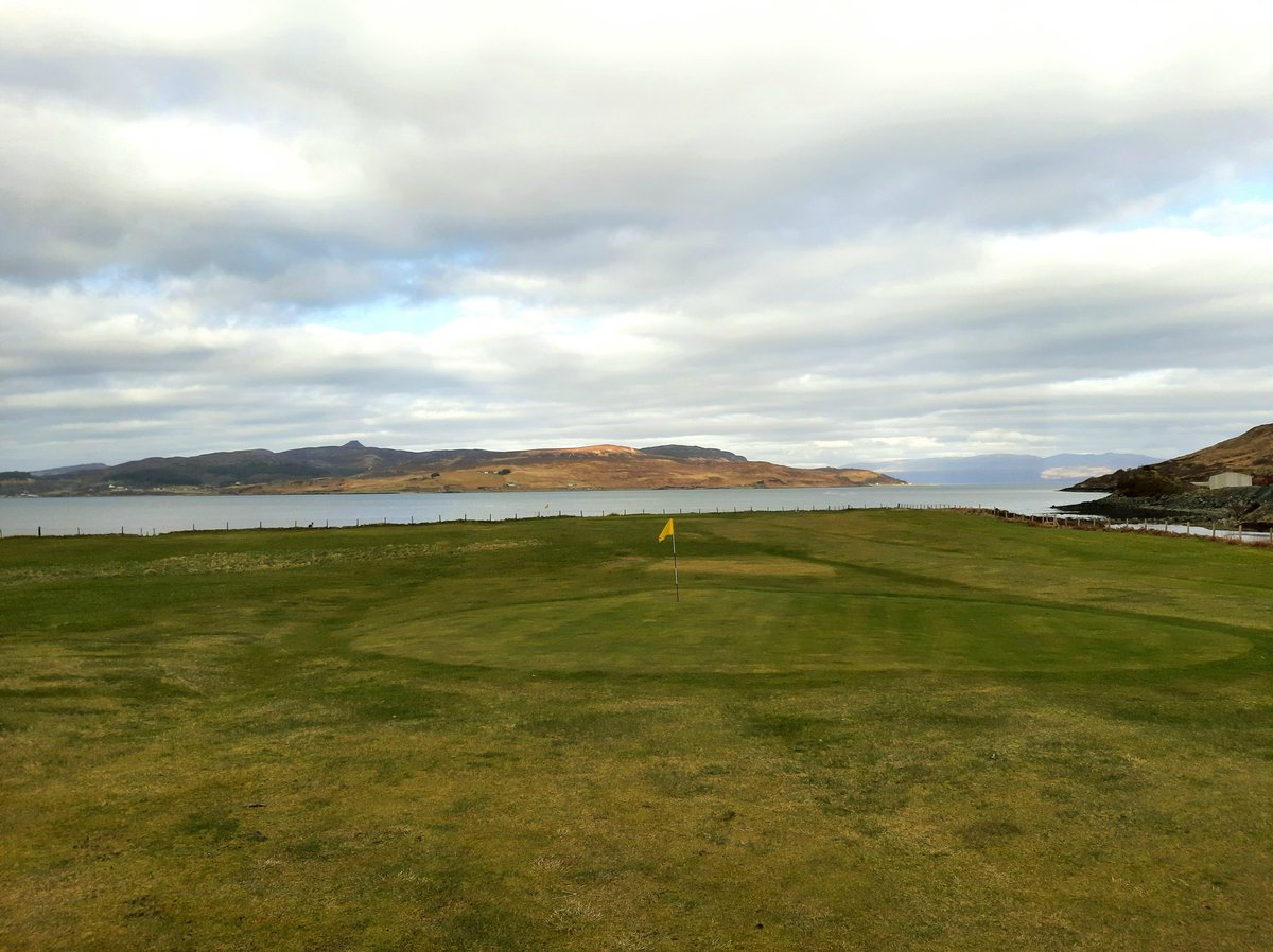 Very enjoyable late afternoon return visit to the beautiful little course @IsleofSkyeGolf1 today after being 'weathered off' on my last attempt. Looking across to the island of Raasay whose whiskies I have enjoyed on one or two occasions over the last few years...