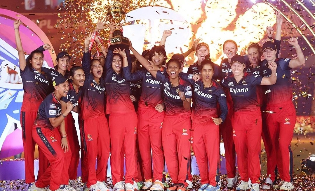 The moment every RCB fan has been waiting for many years. 🏆🤩🫶

Picture of the day! ❤️🥹

#SmritiMandhana #RCB #RCBvDC #DCvRCB #WPLFinal #WPL2024 #TATAWPLFinal #TATAWPL2024