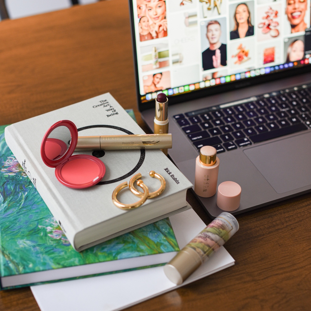 stilacosmetics's tweet photo. Sundays are for vision boards and skin-loving beauty ❤️
Featured are the Convertible Color, Blush & Bronze Hydro-Blur Cheek Duo, All About The Blur Instant Blurring Stick, and the One Step Correct Primer.
#Stila #StilaCosmetics #Blush #Blonzer #Primer https://t.co/QAOf2iZiDM