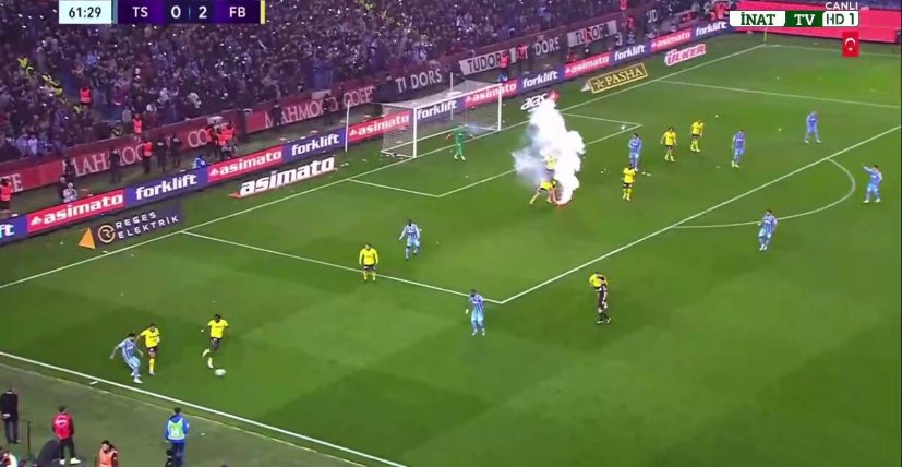 Şu pozisyonda oyunu durdurmadı ardından faul ve gol geldi allah belanızı versin