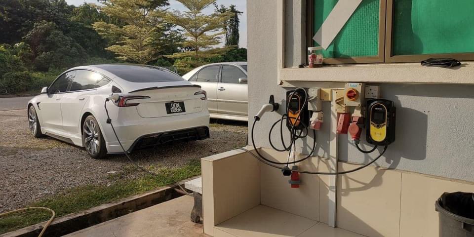 HezeriSamsuri's tweet photo. Sebenarnya, kat Gua Musang ada satu stesen charging EV.

Homestay Only You.
Phone: 010-911 5559

So kalu tak konfiden dari KL nak ke KB, nak recharge kat Gua Musang, sila sila lah ya. https://t.co/mpfF7KKCHn
