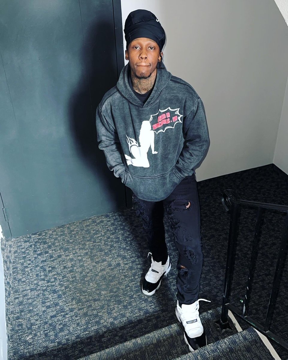 BankRollRayRay's tweet image. “Ma Lil Bitch don’t bring ha friends around me, cause I crack shit” 💰💫