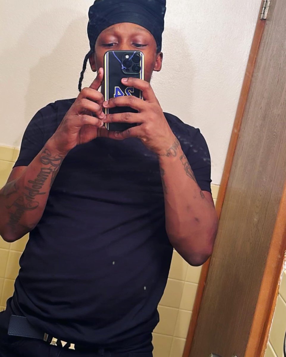 BankRollRayRay's tweet image. “Ma Lil Bitch don’t bring ha friends around me, cause I crack shit” 💰💫