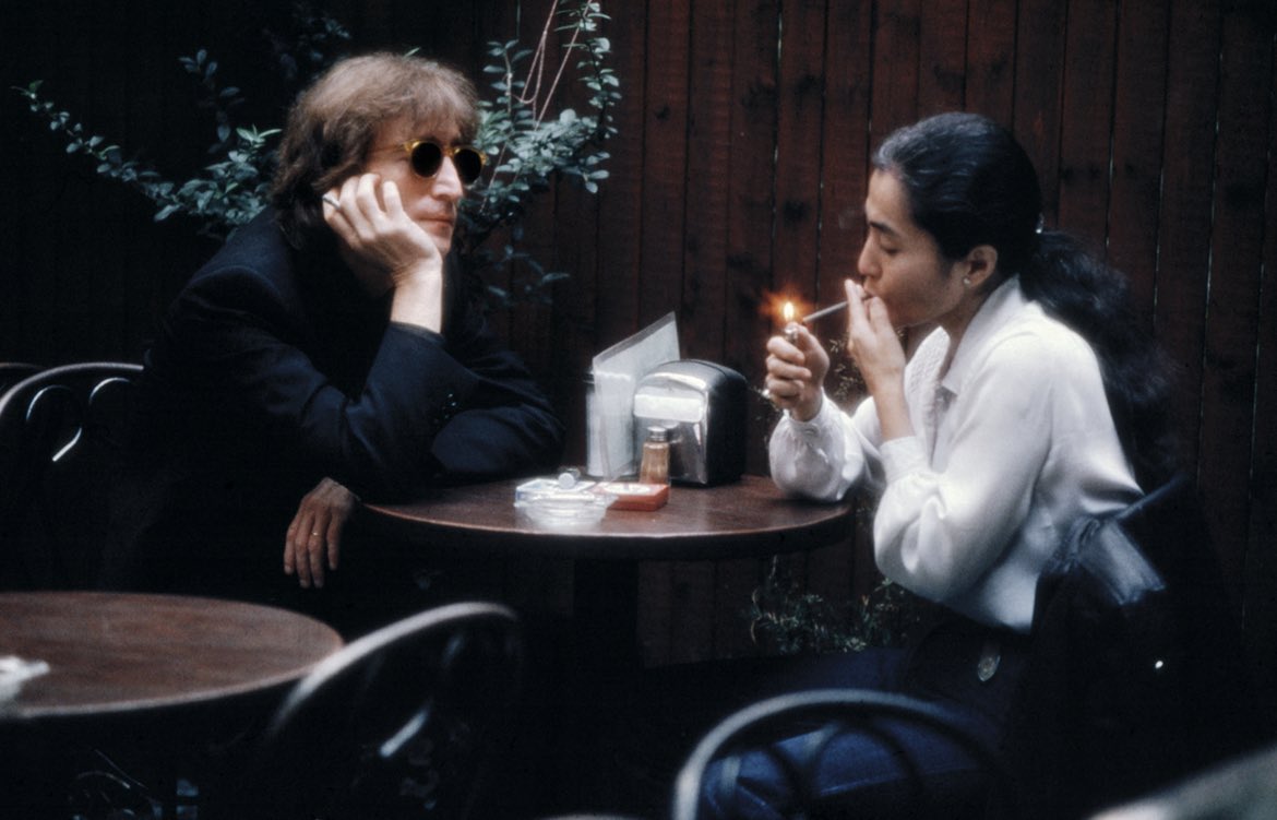 alchimistfr's tweet photo. John Lennon et sa compagne Yoko Ono photographiés en 1980 dans New-York par le japonais Kishin Shinoyama https://t.co/2ASF1wDd1k
