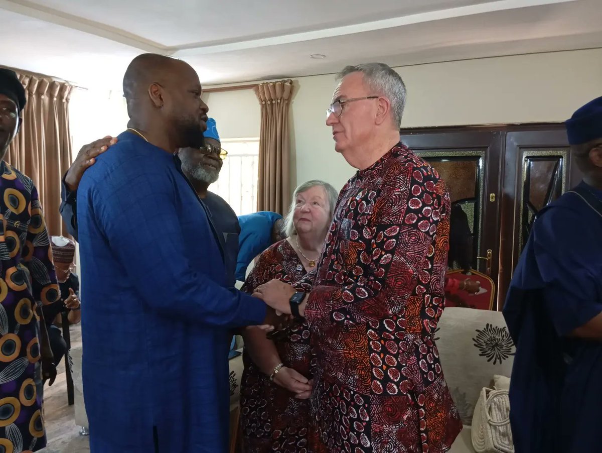 Rotary_d9125's tweet photo. The Rotary International President and his spouse Heather visits Nigeria. This was a courtesy visit to PRIP Magiyagbe's house. 
#RIPresidentVisitsNigeria #PresidentGordonAfricanHopeTour 
@rotaryinternational
@rotarydistrict9141_ 
@rotarydistrict9110
@rotarydistrict9142 https://t.co/dfgvQUYVFW