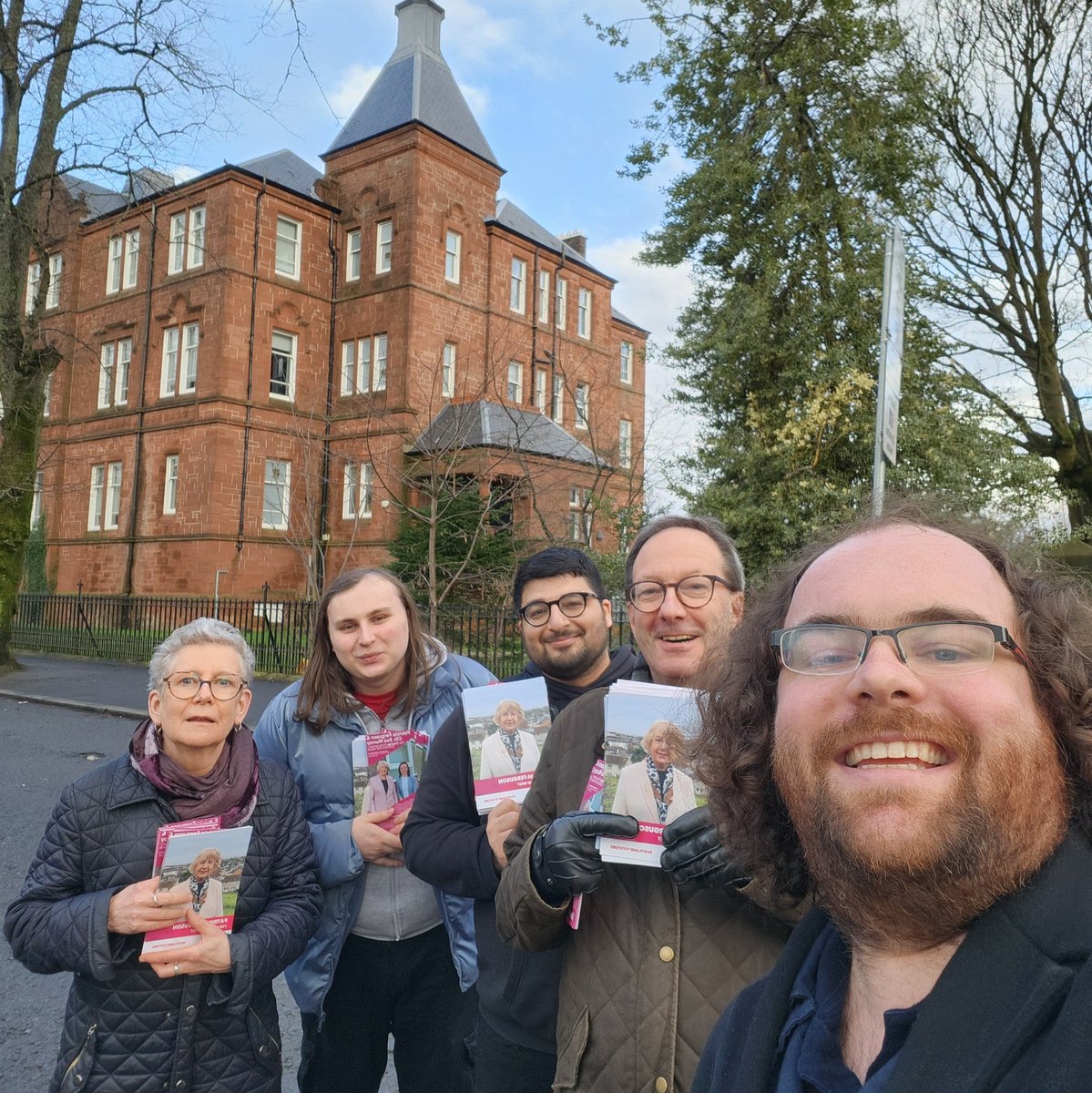 🌲After a short break, back out on the #LabourDoorstep in The Avenues this evening. 👋Some had already decided they were voting for @PJFerguson18 and want a #GeneralElectionlNow to let them. 🚐Loads of people looking again at Labour, after feeling let down by the SNP.