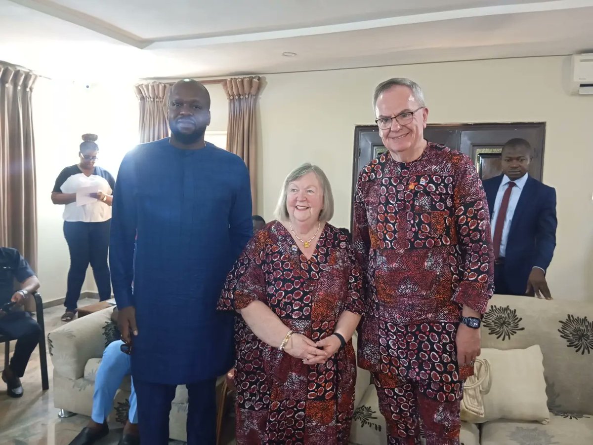 Rotary_d9125's tweet photo. The Rotary International President and his spouse Heather visits Nigeria. This was a courtesy visit to PRIP Magiyagbe's house. 
#RIPresidentVisitsNigeria #PresidentGordonAfricanHopeTour 
@rotaryinternational
@rotarydistrict9141_ 
@rotarydistrict9110
@rotarydistrict9142 https://t.co/dfgvQUYVFW