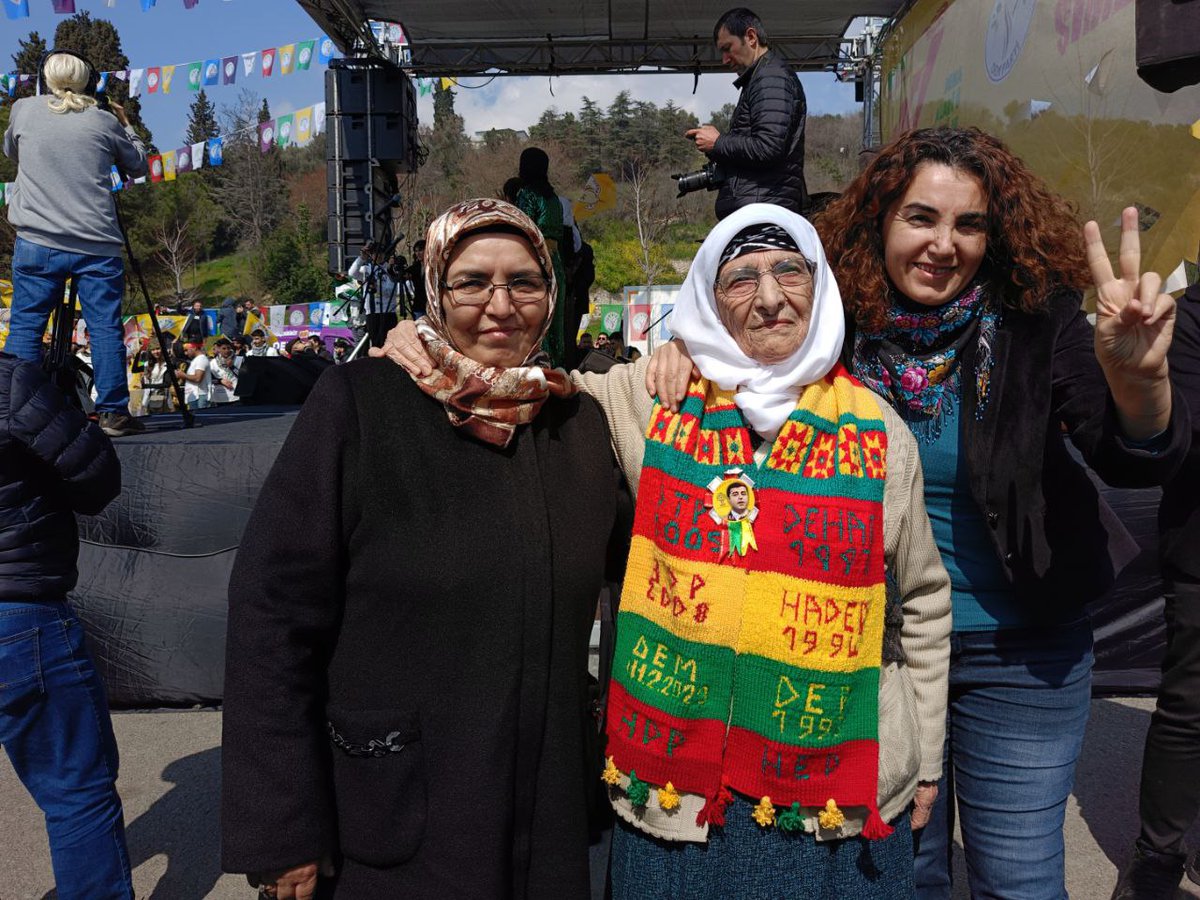 Diyorlar ki 
Yoksunuz
Diyoruz ki
Yenilmedik buradayız 
Yaşamaktır zaferimiz! Yadenin atkısının güzelliği tarihimizi anlatıyor✌️
#NewrozPirozBe