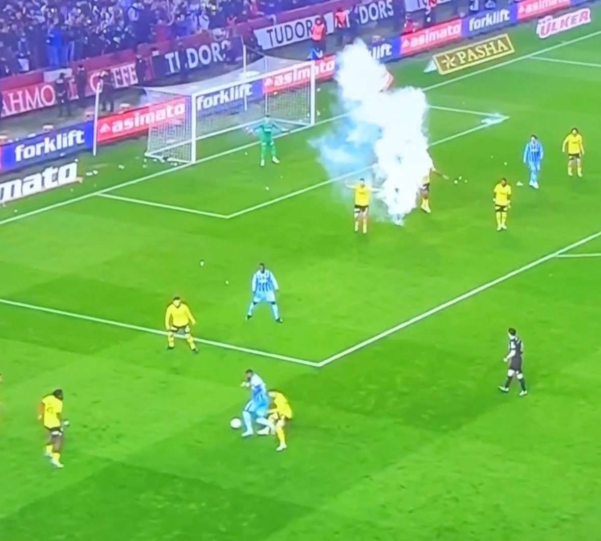 Ceza sahanıza meşale atılıyor. Hakem maçı durdurmak yerine devam ettiriyor. Ve faul veriyor. O frikik gelip gol oluyor. 

Şimdi kusura bakmayın ama sıçanları getirsem daha iyi maç yönetir.