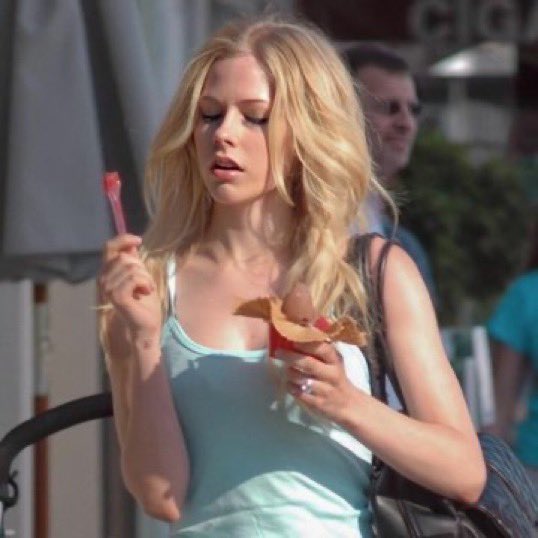 notgwendalupe's tweet photo. avril lavigne, 2007 https://t.co/Q8Lf75sgiY