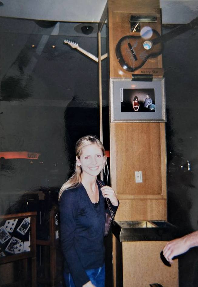 Sarah Michelle Gellar in 2000 on her first trip to Las Vegas with Freddie Prinze Jr. 
Picture taken 24 years ago. 

#buffythevampireslayer #sarahmichellegellar #freddieprinzejr #scoobydoo #cruelintentions #iknowwhatyoudidlastsummer