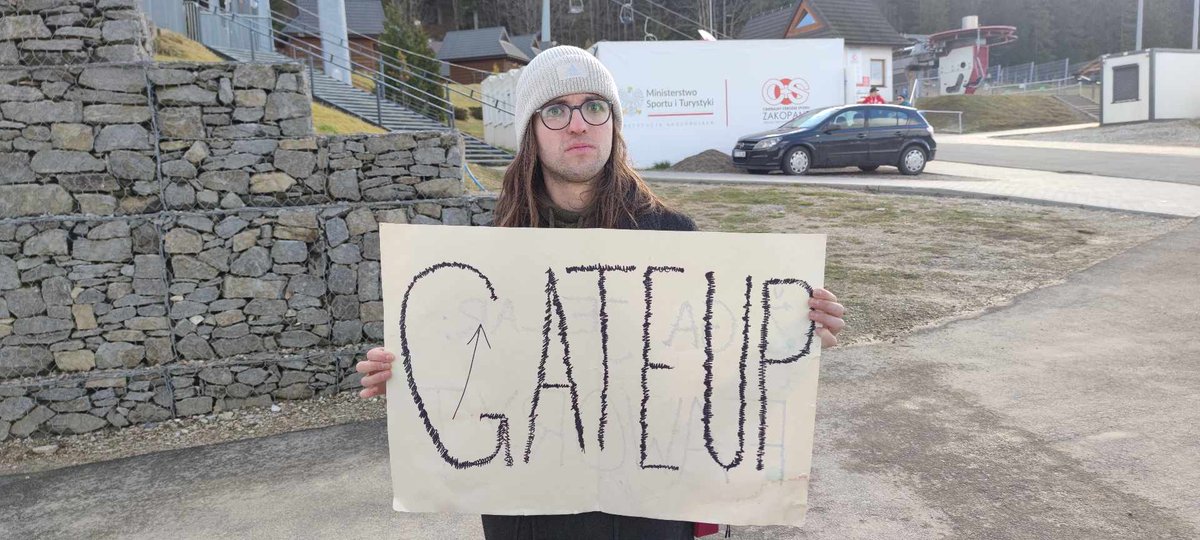 LatajacaSzyszka's tweet photo. Dziękuję @BartiDSJ sa zwerbowanie do GateUp Team, trzymanie tego plastronu to był zaszczyt! 😊
#skijumpingfamily #skijumping #Zakopane #gateup https://t.co/lFp5ApTXgN