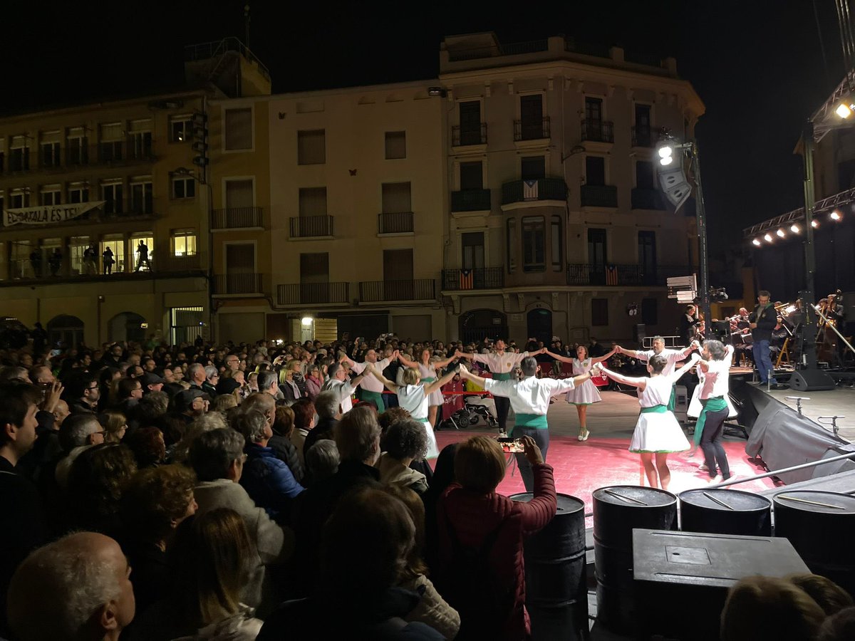 “Espardenya de 7 vetes” l’espectacle inaugural de la <a href="/Capital_Sardana/">Capital de la Sardana</a> omple de música, color i llum la plaça Major de #Manresa! Dirigit i pensat per <a href="/danarisa82/">Dan Arisa</a> amb <a href="/dintreelbosc/">Dintre el Bosc</a> l’Agrupació Cultural, el Casal Cultural i la <a href="/PrincipalBisbal/">La Principal de la Bisbal</a> que va fer ressonar el so de la cobla!