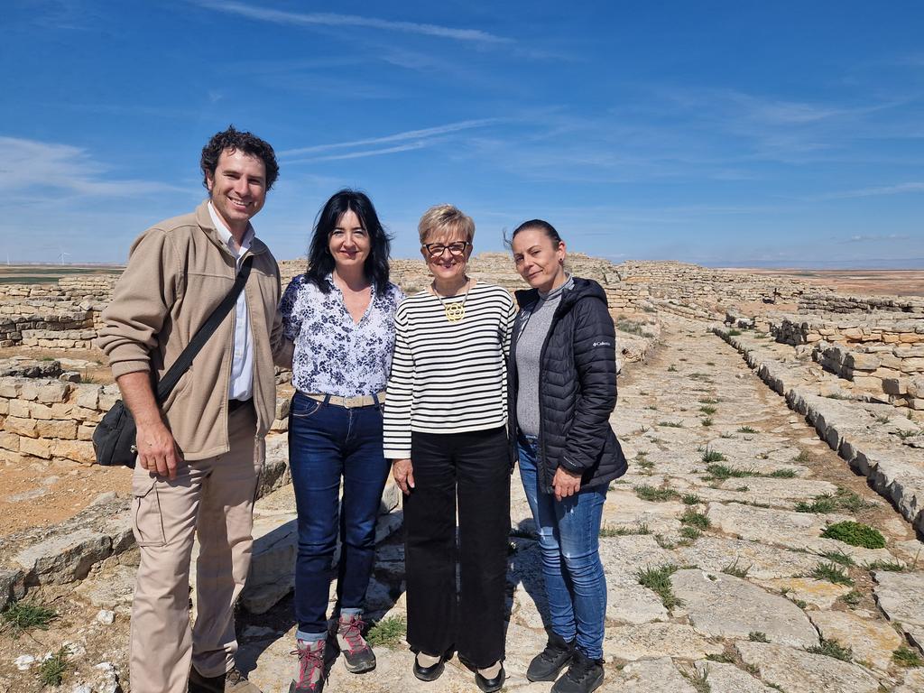 GLORIAPG2022's tweet photo. En la ciudad ibero-romana del #CabezodeAlcalá destaca sus calles empedradas, recintos defensivos, viviendas de tradición ibérica, un barrio comercial y un templo. La necrópolis de la E. H termas romanas y una impresionante rampa de asedio muestran su importancia
#azaila https://t.co/3XuxfyRqwv