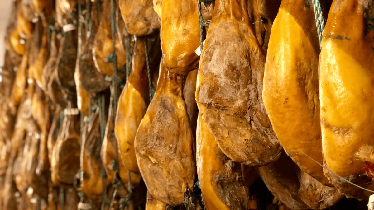 ICatedratico's tweet photo. Aquí tienes algunos tips para elegir un jamón de calidad:

✔️ Origen. Opta por jamones que indiquen su origen geográfico.
✔️ Etiqueta de Raza. 
✔️ Denominación de Origen.
✔️ Curación. 
✔️ Grasa Intramuscular. 
✔️ Apariencia y Color. 
✔️ Certificaciones. https://t.co/s5i8E8TjGk