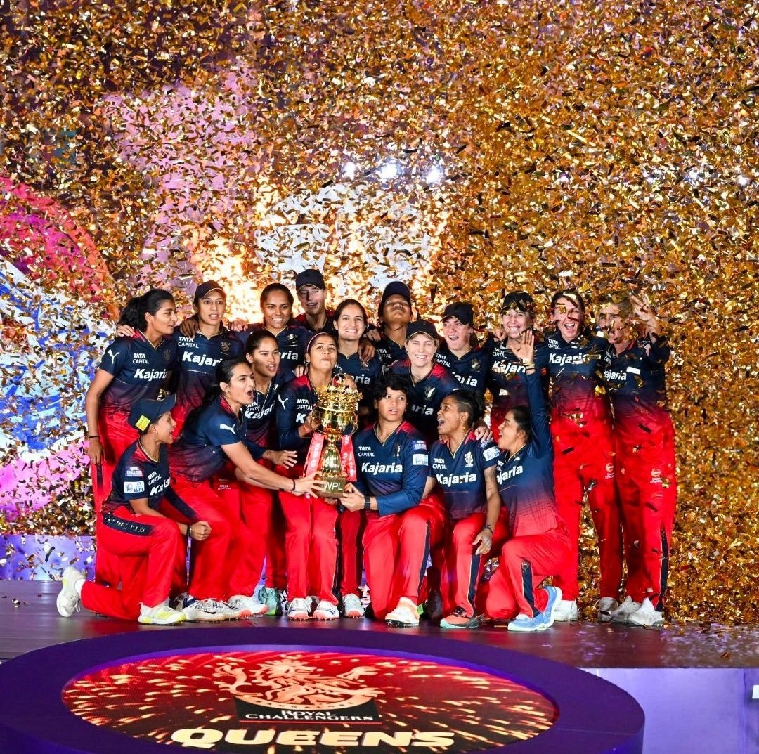 What a frame! ❤️❤️🤩

The Queens of WPL 2024, RCB! 👸❤️🔥🔥

#SmritiMandhana #RCB #RCBvDC #DCvRCB #WPLFinal #WPL2024 #TATAWPLFinal #TATAWPL2024