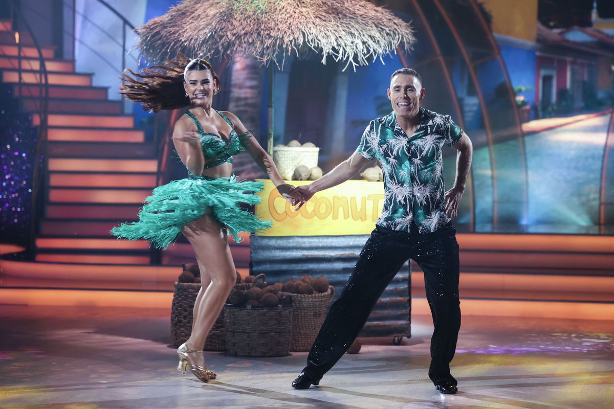 We couldn’t get enough of those coconuts the first time! Jason and Karen wow our judges once again and score 28 points for their sizzling samba! 🥥 #DWTSIRL