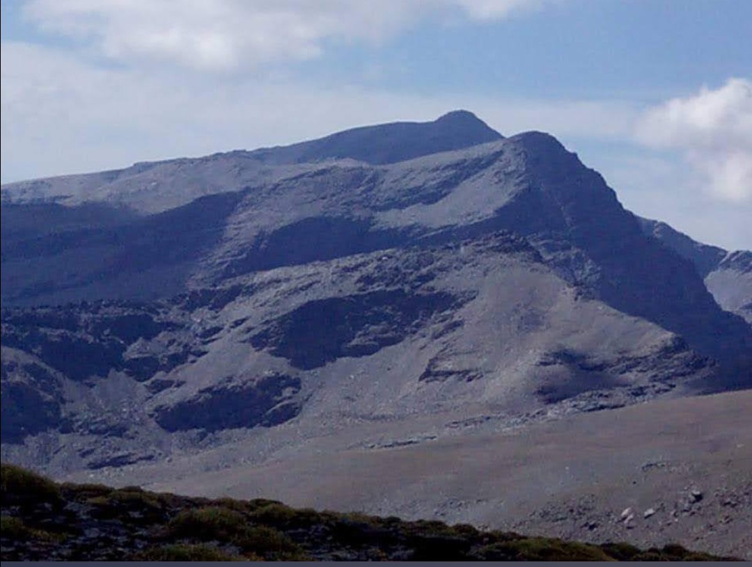 Bardo_Molineta's tweet photo. Río Alhorí, nace en el circo glaciar del Alhorí, sito entre Picón de Jérez, Puntal de Juntillas y las Piedras de los Ladrones. El fondo del circo está tapizado por materiales detríticos de origen glaciar y periglaciar que forman pequeño acuífero del que surge el manantial.
📷2022 https://t.co/b6YYgBYfFj