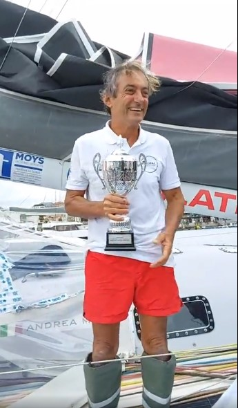 pierpi13's tweet image. E da oggi uno dei pochi navigatori ad aver compiuto il giro del mondo in solitaria senza scali e senza assistenza. Lo skipper cagliaritano Andrea Mura con la sua Vento di Sardegna è arrivato poco fa a La Coruna, dopo ventiseimila miglia nautiche (la Global Solo Challange)…